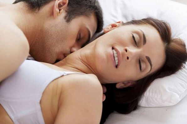 Mann und Frau, die im Bett aufgeregt sind